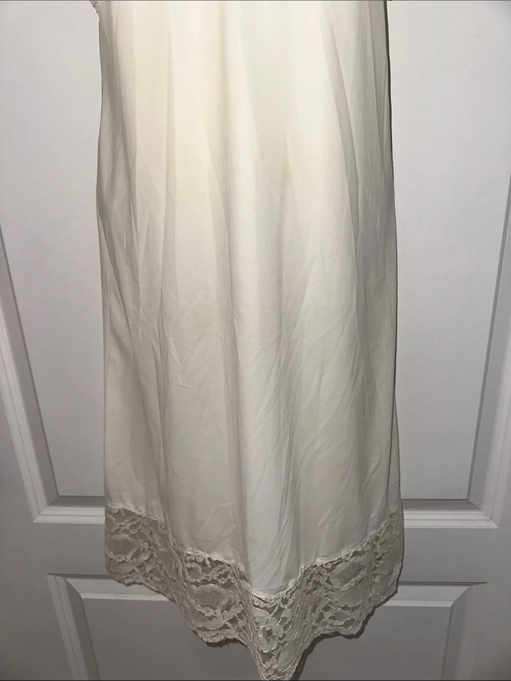 Vintage 60s Vanity Fair Cream/Ivory Lace Bodice & Hem Trim Full Nylon Slip - Picture 3 of 8